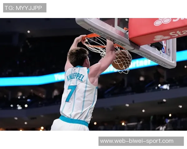 克尼佩尔半场表现亮眼三分球命中率高积极拼抢前场篮板贡献10分